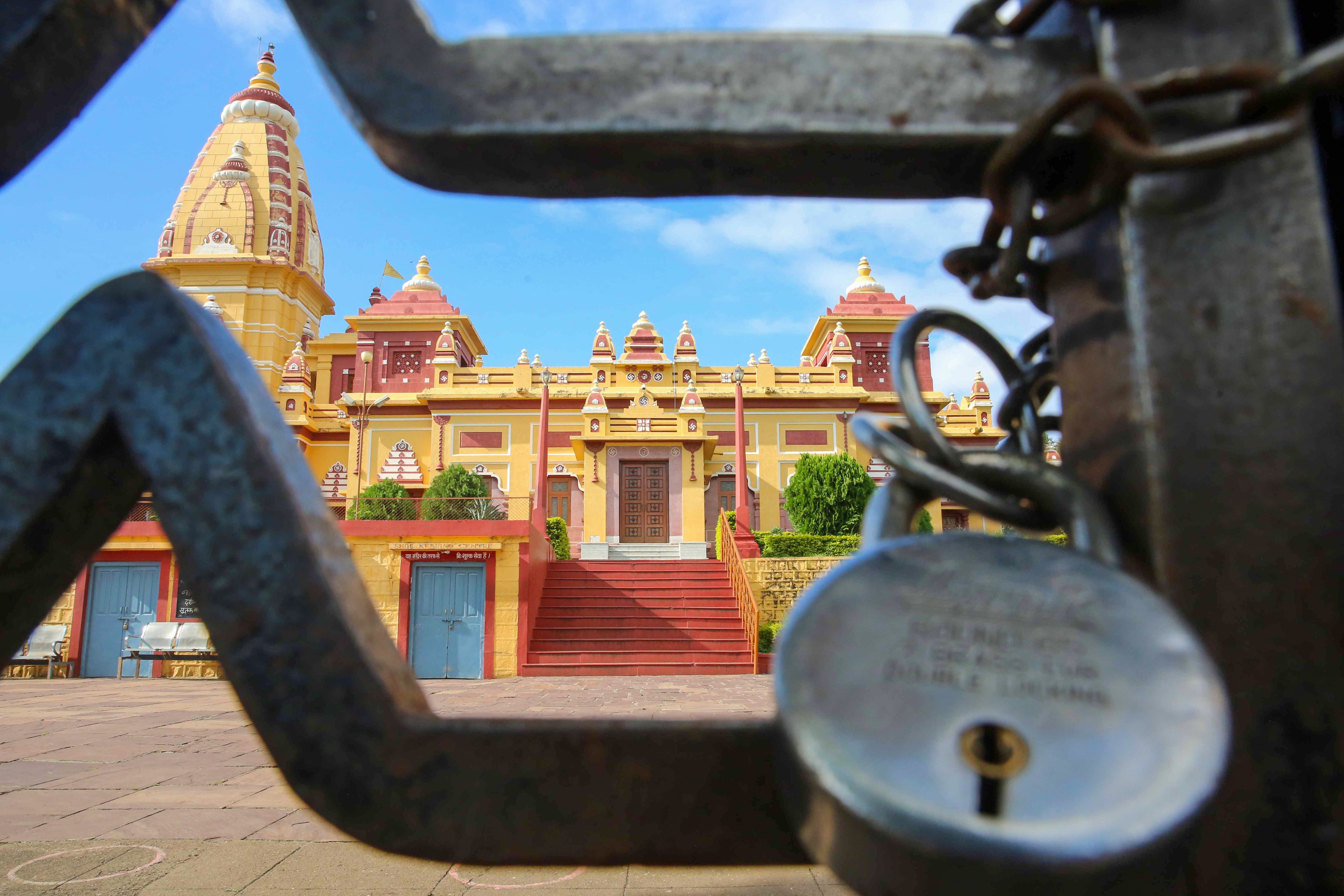 रविवार दोपहर चंद्रग्रहण का सूतककाल शुरू होने से पहले भोपाल के बिरला मंदिर के कपाट भी बंद कर दिए गए. रविवार दोपहर चंद्रग्रहण का सूतककाल शुरू होने से पहले भोपाल के बिरला मंदिर के कपाट भी बंद कर दिए गए.