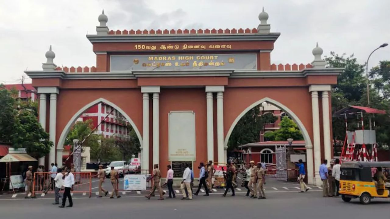 'अदालती आदेश के बाद मंदिर में दर्शन हों, ये शर्म की बात', मद्रास हाई कोर्ट ने लगाई फटकार