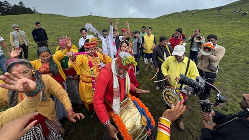 उत्तराखंड के दयारा बुग्याल में दूध, मट्ठा और मक्खन की होली... बटर फेस्टिवल में परंपरा को किया जीवंत