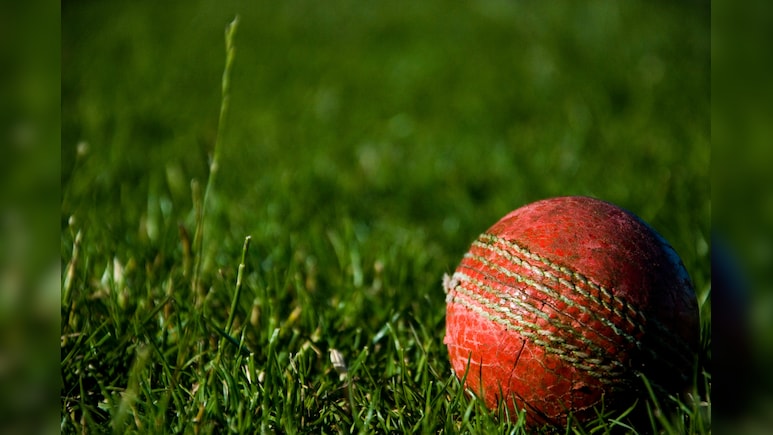 क्रिकेट बॉल इतनी सख्त क्यों होती है, जानिए इसके पीछे का पूरा साइंस