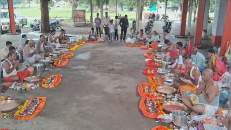 श्राद्ध पक्ष की पूर्णिमा पर खास सामूहिक पिंडदान का आयोजन, पंडित ने बताई इस दिन की ये खास मान्यता श्राद्ध पक्ष की पूर्णिमा पर खास सामूहिक पिंडदान का आयोजन, पंडित ने बताई इस दिन की ये खास मान्यता