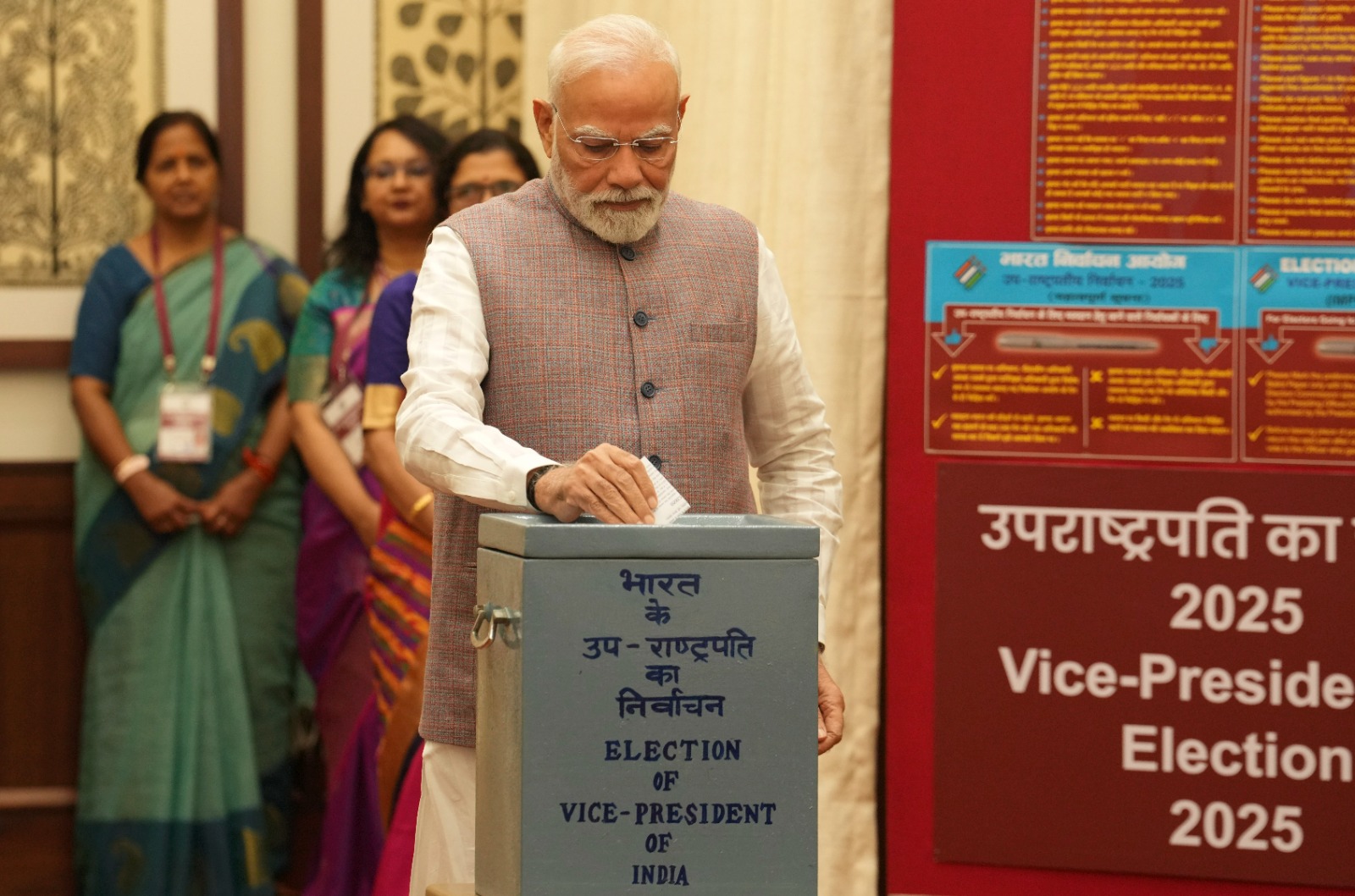 उपराष्ट्रपति चुनाव के लिए PM मोदी ने डाला पहला वोट, राधाकृष्णन ने किया जीत का दावा