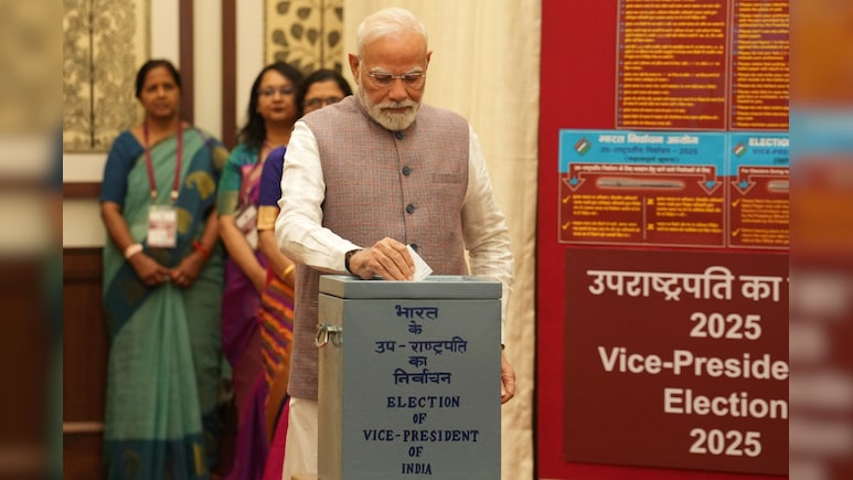 चेहरे पर विजयी जोश, देखिए PM ने कैसे डाला उपराष्ट्रपति चुनाव में पहला वोट