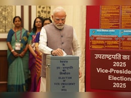 चेहरे पर विजयी जोश, देखिए PM ने कैसे डाला उपराष्ट्रपति चुनाव में पहला वोट चेहरे पर विजयी जोश, देखिए PM ने कैसे डाला उपराष्ट्रपति चुनाव में पहला वोट