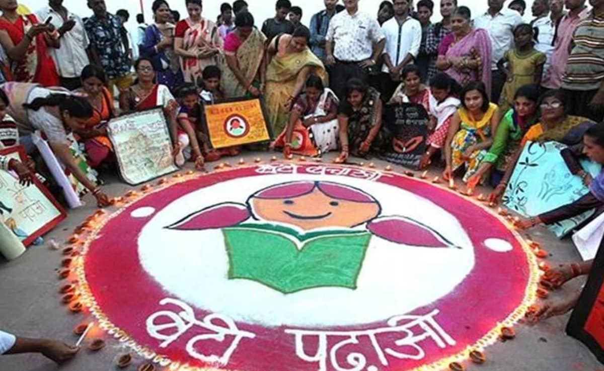 मध्य प्रदेश के एक स्कूल में बेटी बचाओ, बेटी पढ़ाओ के तहत दिए जलाते छात्र. मध्य प्रदेश के एक स्कूल में बेटी बचाओ, बेटी पढ़ाओ के तहत दिए जलाते छात्र.