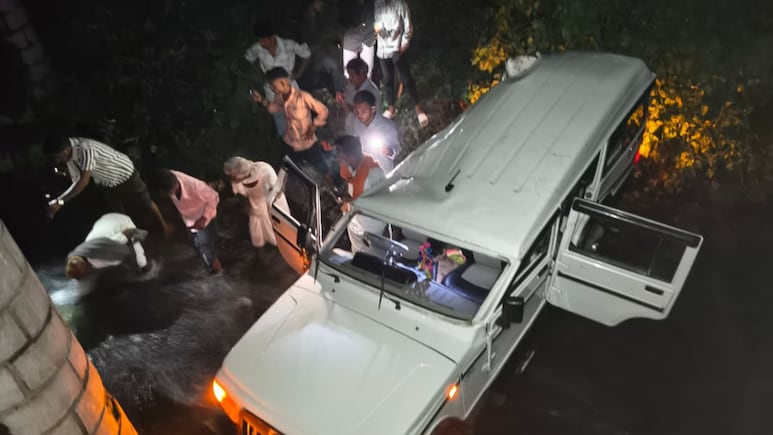सांवलिया सेठ के मंदिर जा रहे श्रद्धालुओं से भरी बोलेरो नाले में गिरी, मची चीख-पुकार सांवलिया सेठ के मंदिर जा रहे श्रद्धालुओं से भरी बोलेरो नाले में गिरी, मची चीख-पुकार
