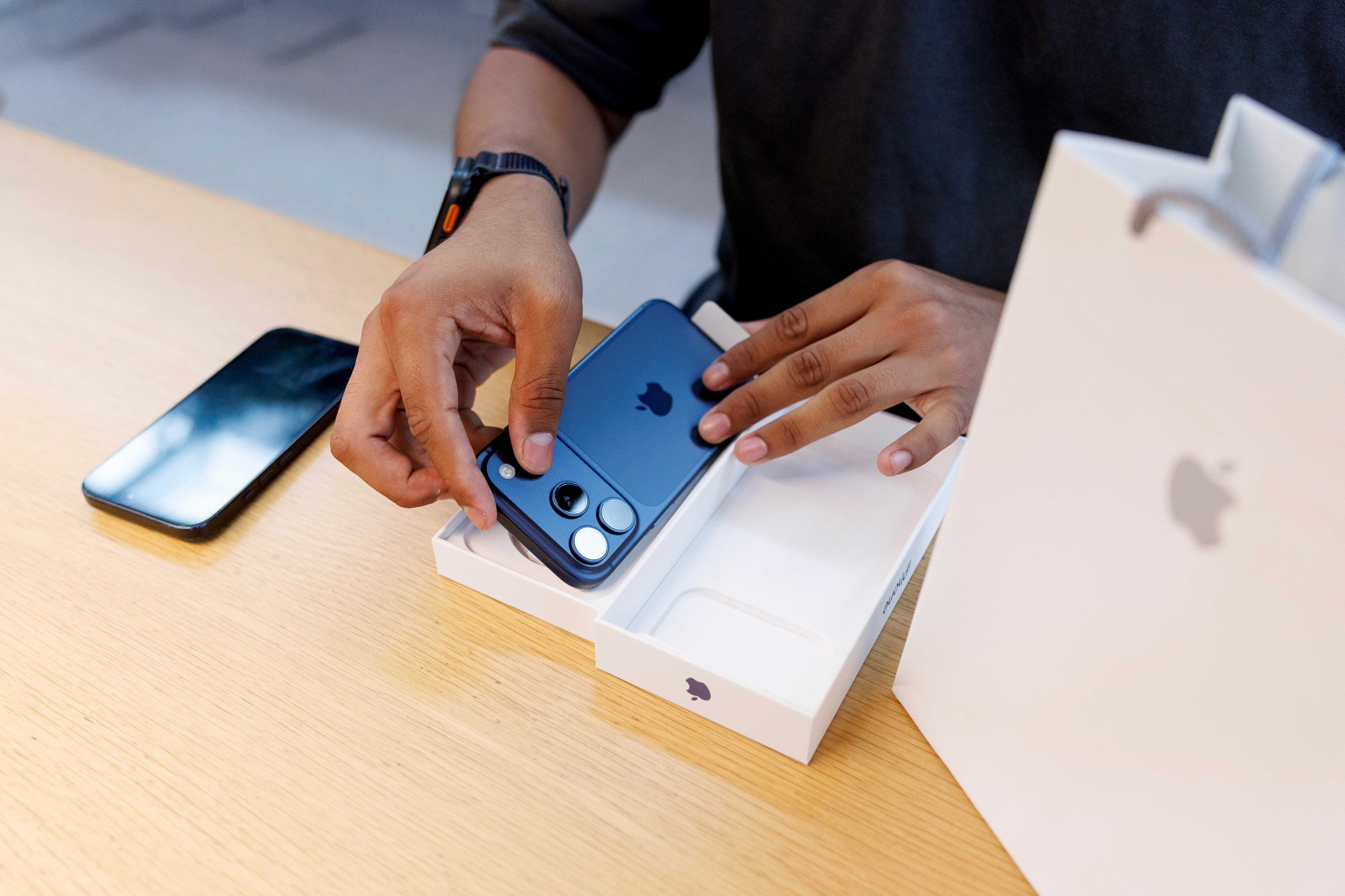 Foxconn Workers Faced Tough Conditions During Rush To Make iPhone 17: Report