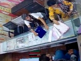 MP News: ज्वेलरी शॉप पर पहुंची महिलाओं ने गहने देखे, नहीं की खरीदी, दुकानदार ने CCTV देखा तो उड़े होश