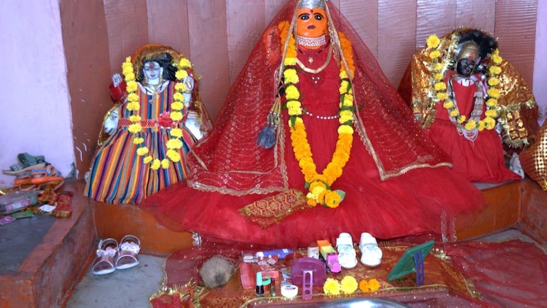 क्या आप जानते हैं एमपी के इस शक्तिपीठ को, जहां मन्नत पूरी होने पर चढ़ाये जाते हैं जूते-चप्पल