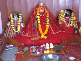 क्या आप जानते हैं एमपी के इस शक्तिपीठ को, जहां मन्नत पूरी होने पर चढ़ाये जाते हैं जूते-चप्पल क्या आप जानते हैं एमपी के इस शक्तिपीठ को, जहां मन्नत पूरी होने पर चढ़ाये जाते हैं जूते-चप्पल