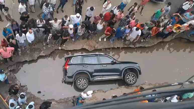 पटना में जलमग्न गड्ढे में समाई कार, भड़की कार मालिक ने बताया 'सरकार को बदनाम करने की साजिश'