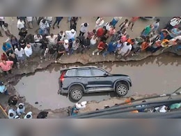 पटना में जलमग्न गड्ढे में समाई कार, भड़की कार मालिक ने बताया 'सरकार को बदनाम करने की साजिश'