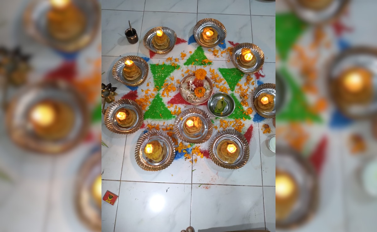 अष्टमीच्या दिवशी चक्रपूजा अशा प्रकारे मांडली जातात. अष्टमीच्या दिवशी चक्रपूजा अशा प्रकारे मांडली जातात.