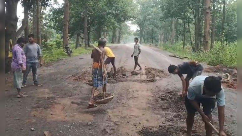 रायगढ़ में 'मौत की सड़क' पर दिखा ग्रामीणों का साहस, सरकार की बेरुखी पर खुद ही उठाया मरम्मत का जिम्मा