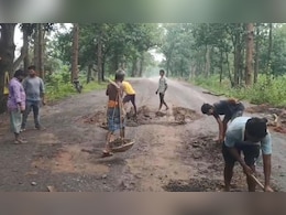 रायगढ़ में 'मौत की सड़क' पर दिखा ग्रामीणों का साहस, सरकार की बेरुखी पर खुद ही उठाया मरम्मत का जिम्मा रायगढ़ में 'मौत की सड़क' पर दिखा ग्रामीणों का साहस, सरकार की बेरुखी पर खुद ही उठाया मरम्मत का जिम्मा