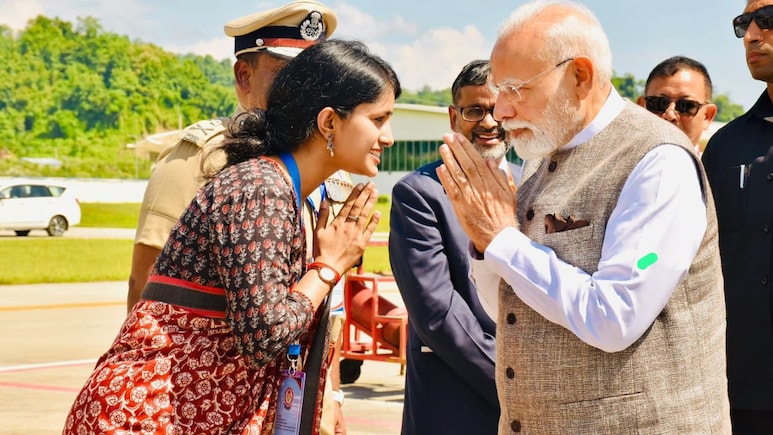 PHOTOS: नमस्ते.. अरुणाचल में पीएम मोदी का स्वागत करने वाली ये महिला IAS आखिर कौन हैं? PHOTOS: नमस्ते.. अरुणाचल में पीएम मोदी का स्वागत करने वाली ये महिला IAS आखिर कौन हैं?