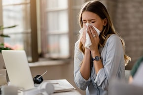 मुझे ब‍िना जुकाम के छींक क्‍यों आती है? सुबह-सुबह उठते ही लगातार छींक क्यों आती है? क्‍या करूं