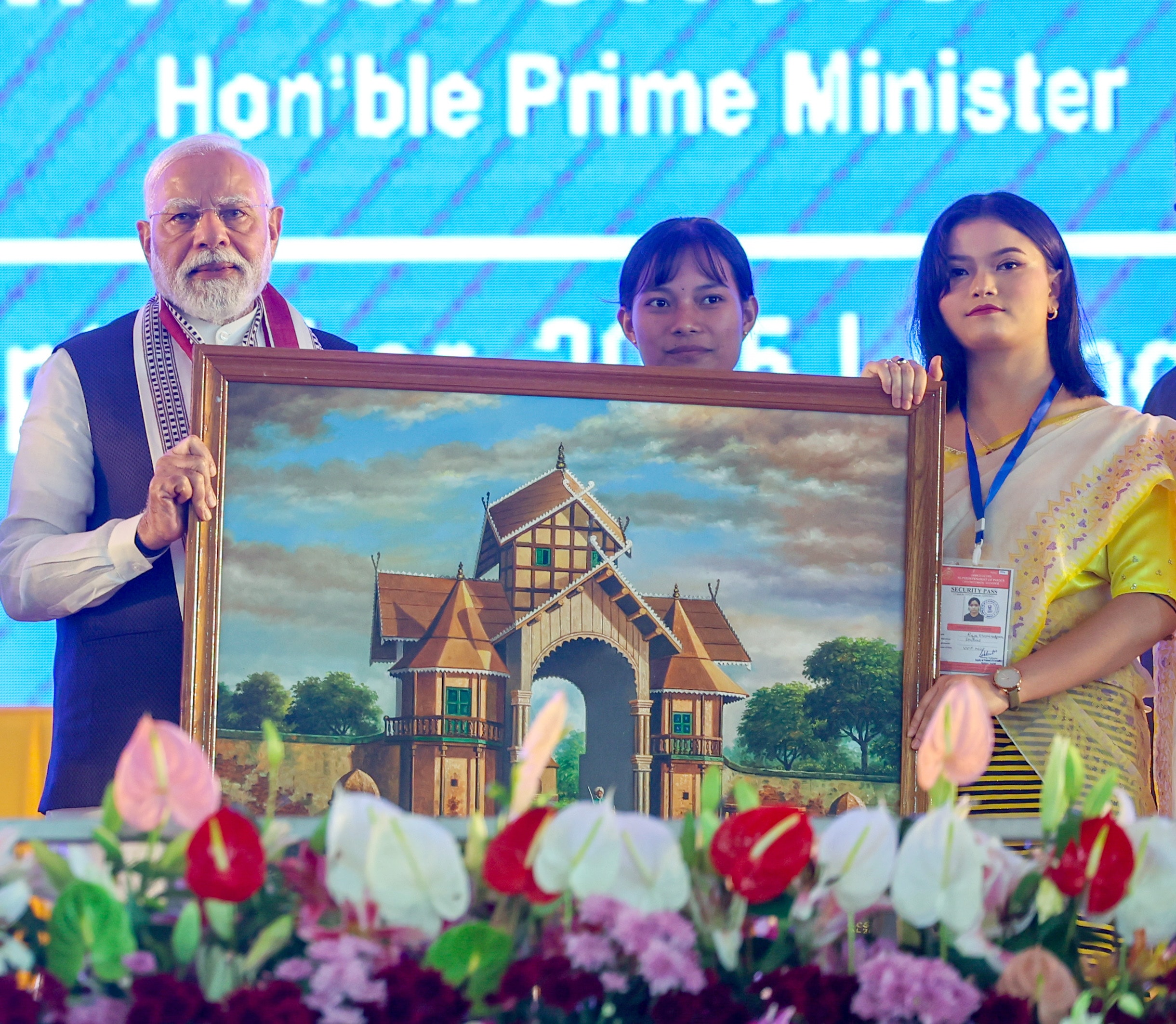 मणिपुर की राजधानी इंफाल में जनसभा को संबोधित करने के बाद पीएम मोदी. मणिपुर की राजधानी इंफाल में जनसभा को संबोधित करने के बाद पीएम मोदी.