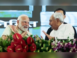 &quot;&lt;i&gt;Khada Ho, Khada Ho&lt;/i&gt;&quot;: Nitish Kumar Orders Standing Ovation For PM Modi