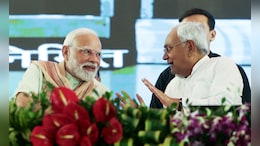 "<i>Khada Ho, Khada Ho</i>": Nitish Kumar Orders Standing Ovation For PM Modi