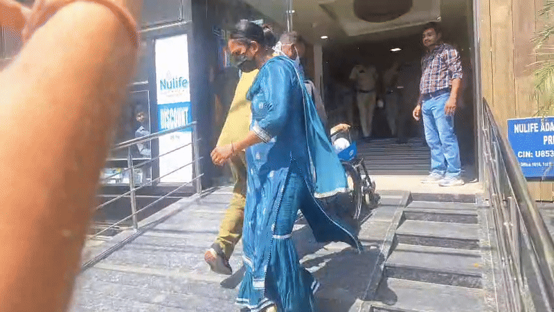दिल्ली BMW केस : बाइक सवार अफसर को रौंदने वाली लड़की गिरफ्तार, व्हीलचेयर पर बैठे-बैठे ले गई पुलिस