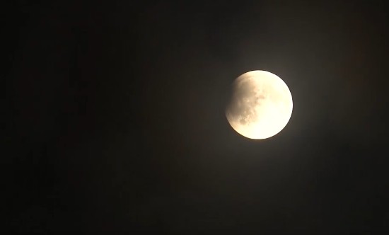 LIVE: साल का आखिरी पूर्ण चंद्र ग्रहण शुरू, 122 साल बाद बना है संयोग, मंदिरों के कपाट बंद