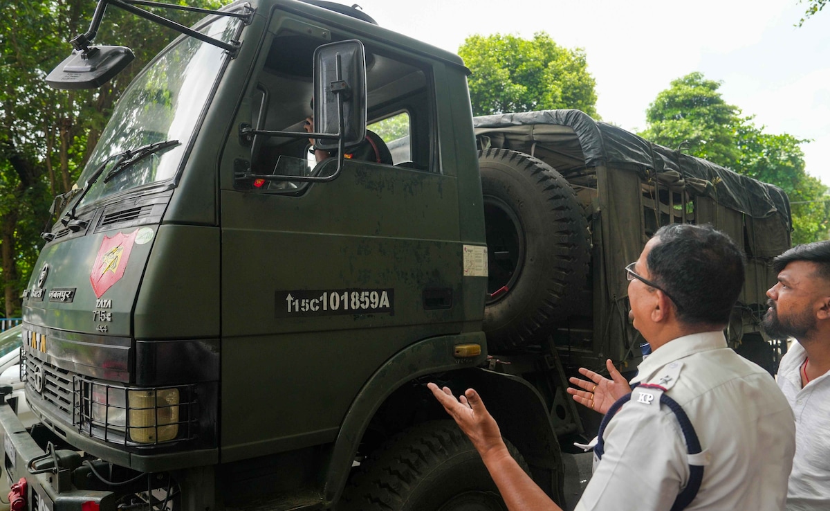कोलकाता पुलिस का आरोप है कि सेना का ट्रक खतरनाक तरीके से चल रहा था. कोलकाता पुलिस का आरोप है कि सेना का ट्रक खतरनाक तरीके से चल रहा था.