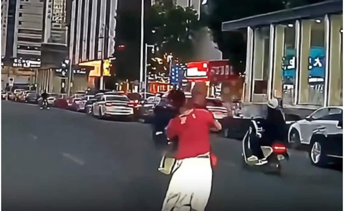 Woman Slapped After Helping Elderly Man Cross Road in China