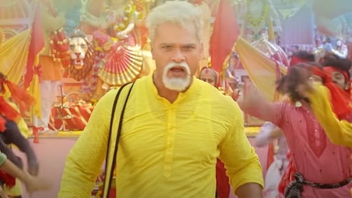 Khesari Lal Yadav Bhojpuri Song: गले में ढोल डाल मां का आशीर्वाद लेने पहुंचे खेसारी लाल, वीडियो 500000 के पार