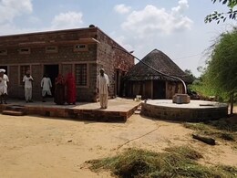 Phalodi: बिजली के तारों से रास्ते को किया बंद, करंट का खतरा बढ़ा; घर में कैद हुए लोग तो लगाई गुहार Phalodi: बिजली के तारों से रास्ते को किया बंद, करंट का खतरा बढ़ा; घर में कैद हुए लोग तो लगाई गुहार