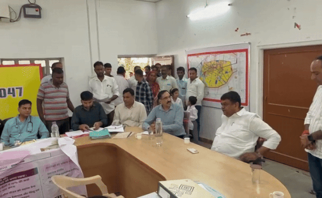 SDM-तहसीलदार की जगह बाबू और राशन डीलर्स देख चढ़ा मंत्री का पारा, अधिकारियों को लगा दी कड़ी फटकार