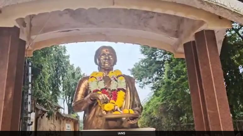 Paint Thrown At Statue Of Bal Thackeray's Wife Meenatai, 1 Arrested: Police Paint Thrown At Statue Of Bal Thackeray's Wife Meenatai, 1 Arrested: Police
