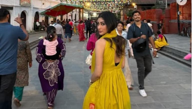 मौनी रॉय ने किया पशुपतिनाथ का दर्शन, काठमांडू से फोटो कीं शेयर कर के लिखा-ना सम्मान का मोह... 