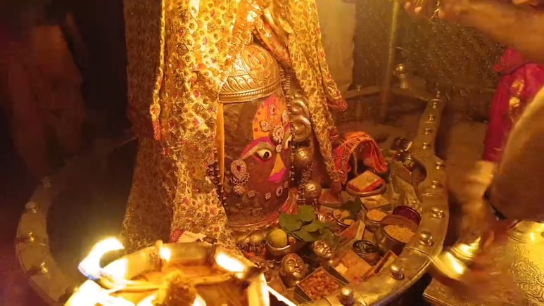 Baba Mahakal Darshan: बाबा महाकाल को मोगरे-गुलाब से किया गया श्रृंगार, देवी स्वरुप में दिए दर्शन, श्रद्धालु हुए मंत्र मुग्ध 