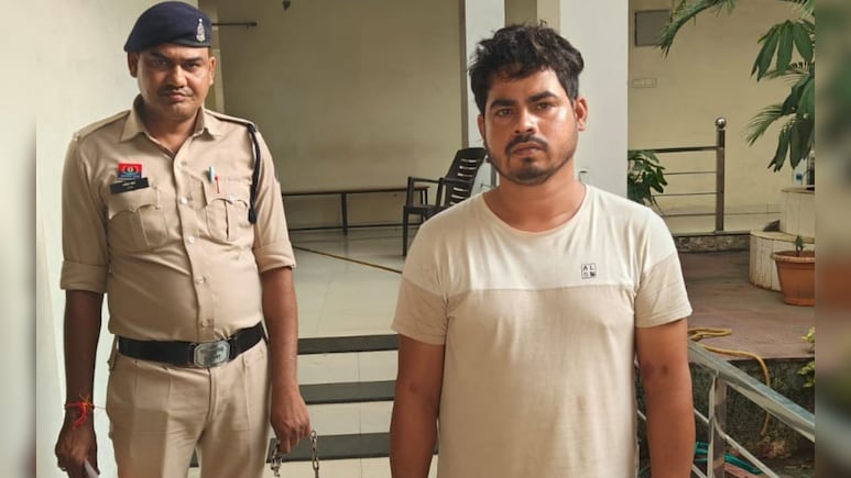 फर्जी IB अधिकारी बनकर घूम रहा था युवक, रायपुर पुलिस ने पकड़कर फोड़ दिया पूरा भंडा फर्जी IB अधिकारी बनकर घूम रहा था युवक, रायपुर पुलिस ने पकड़कर फोड़ दिया पूरा भंडा