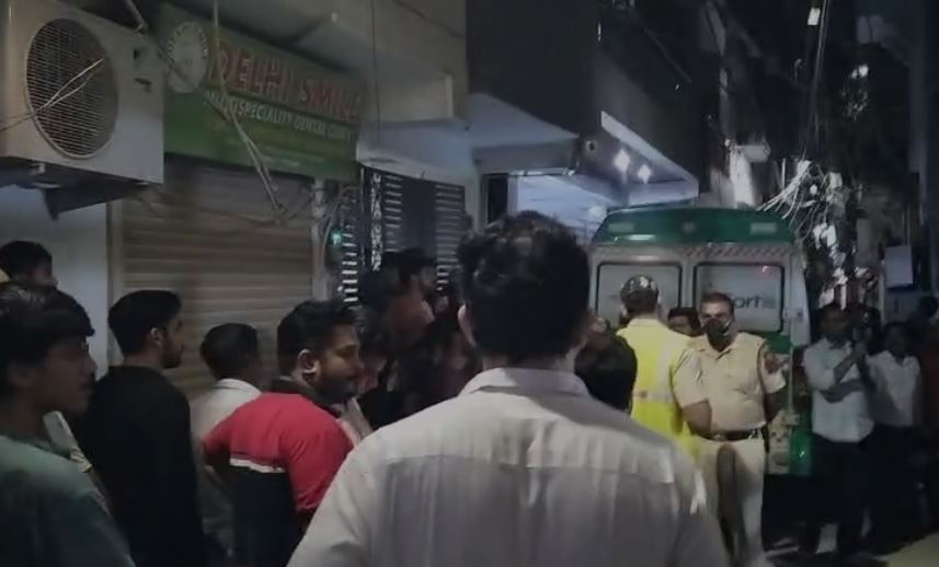 दिल्ली: जामिया नगर के फ्लैट से मिली महिला की लाश, मानसिक रूप से बीमार बेटा बैठा था पास