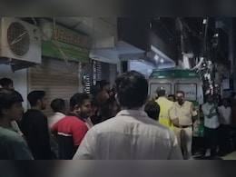 दिल्ली: जामिया नगर के फ्लैट से मिली महिला की लाश, मानसिक रूप से बीमार बेटा बैठा था पास दिल्ली: जामिया नगर के फ्लैट से मिली महिला की लाश, मानसिक रूप से बीमार बेटा बैठा था पास