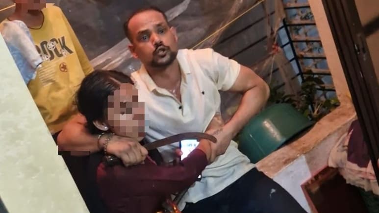 Panvel News : पनवेलमध्ये थरार, कोयत्याच्या धाकावर नातेवाईक ओलीस ठेवणारा सराईत गुन्हेगार जेरबंद Panvel News : पनवेलमध्ये थरार, कोयत्याच्या धाकावर नातेवाईक ओलीस ठेवणारा सराईत गुन्हेगार जेरबंद