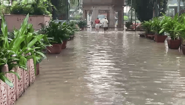 दिल्ली में उफनती यमुना निगमबोध घाट के ऊपर पहुंची, सब डूबा, वीडियो में देखें रौद्र रूप