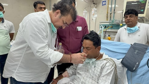 नरेश मीणा को पुलिस ने SMS अस्पताल में भर्ती करवाया, कांग्रेस नेता खाचरियावास ने पानी पिलाकर तुड़वाया अनशन 