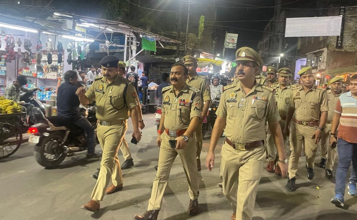 कानपुर में भी जुमे की नमाज से पहले पुलिस ने फ्लैग मार्च किया. कानपुर में भी जुमे की नमाज से पहले पुलिस ने फ्लैग मार्च किया.