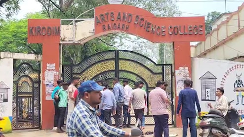 टॉयलेट में बहता पानी, पर पीने को एक बूंद नहीं, 3500 छात्रों ने कॉलेज के गेट पर जड़ा ताला !