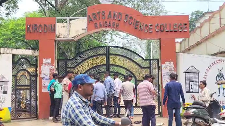 टॉयलेट में बहता पानी, पर पीने को एक बूंद नहीं, 3500 छात्रों ने कॉलेज के गेट पर जड़ा ताला ! टॉयलेट में बहता पानी, पर पीने को एक बूंद नहीं, 3500 छात्रों ने कॉलेज के गेट पर जड़ा ताला !