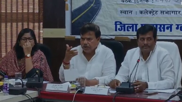 MP News: कलेक्टर ने अफसरों को बैठक में ही लगा दी फटकारा, सांसद और मंत्री के सवालों का दे पा रहे थे जवाब