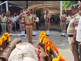 महिला कॉन्स्टेबल का राजकीय सम्मान के साथ अंतिम संस्कार, शिप्रा नदी में कार में मिला था शव महिला कॉन्स्टेबल का राजकीय सम्मान के साथ अंतिम संस्कार, शिप्रा नदी में कार में मिला था शव