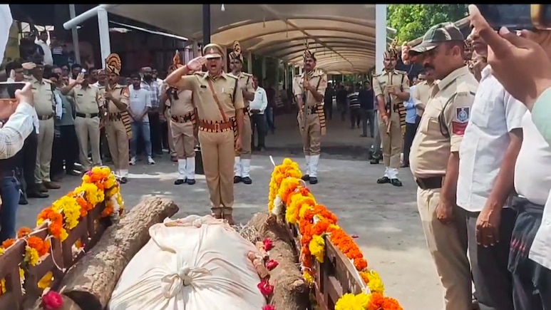 महिला कॉन्स्टेबल का राजकीय सम्मान के साथ अंतिम संस्कार, शिप्रा नदी में कार में मिला था शव महिला कॉन्स्टेबल का राजकीय सम्मान के साथ अंतिम संस्कार, शिप्रा नदी में कार में मिला था शव