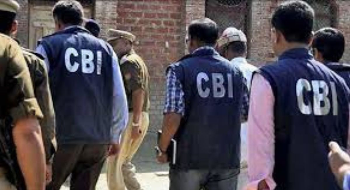 एक ने मांगे 4 लाख, दूसरे ने 20 हजार... CBI ने 2 सरकारी अफसरों को रिश्वत लेते हुए रंगेहाथ पकड़ा