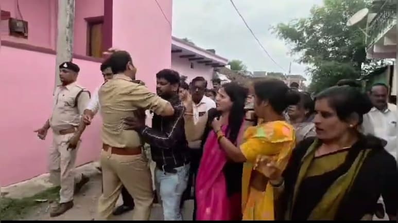 केंद्रीय कृषि मंत्री का घेराव करने जा रहे कांग्रेसी व पुलिस के बीच धक्का -मुक्की, ऐसे उग्र हो गए कार्यकर्ता