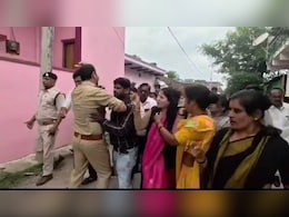 केंद्रीय कृषि मंत्री का घेराव करने जा रहे कांग्रेसी व पुलिस के बीच धक्का -मुक्की, ऐसे उग्र हो गए कार्यकर्ता केंद्रीय कृषि मंत्री का घेराव करने जा रहे कांग्रेसी व पुलिस के बीच धक्का -मुक्की, ऐसे उग्र हो गए कार्यकर्ता