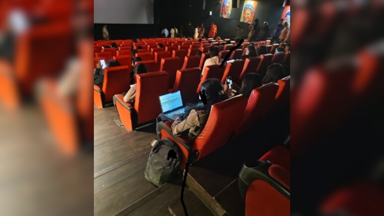 मूवी थिएटर में बैठकर लैपटॉप पर ऑफिस का काम करती दिखी महिला, वायरल तस्वीर देख यूजर्स बोले- ये Work From Hall है... मूवी थिएटर में बैठकर लैपटॉप पर ऑफिस का काम करती दिखी महिला, वायरल तस्वीर देख यूजर्स बोले- ये Work From Hall है...